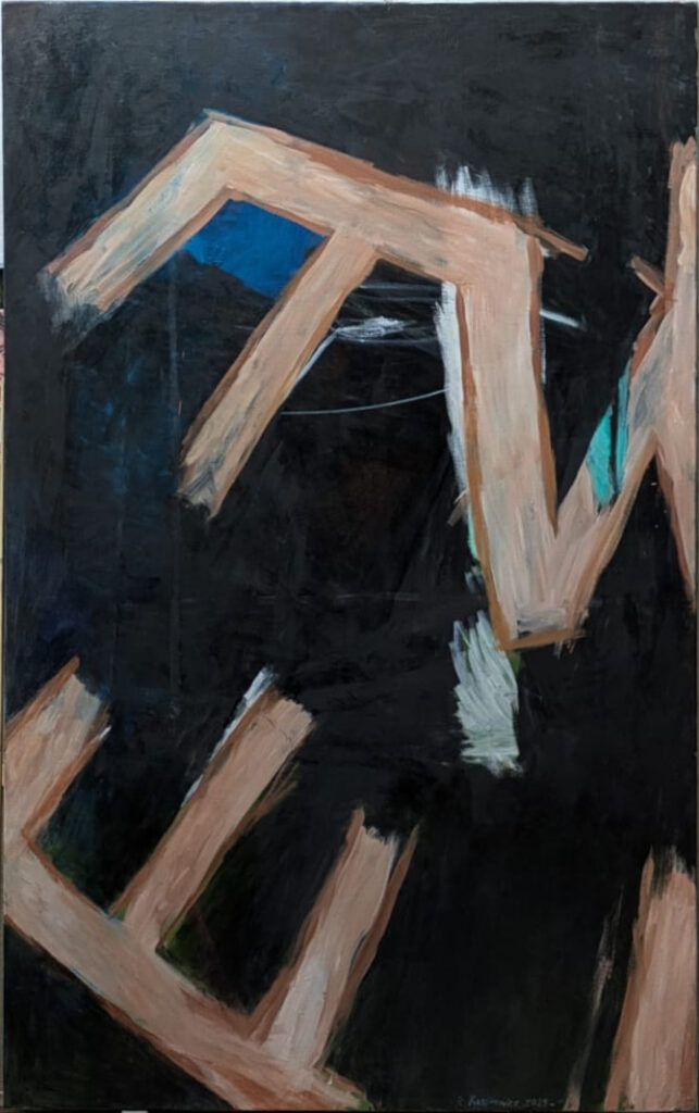 Abstrakcyjny obraz olejny na płótnie z geometrycznymi, jasnobeżowymi formami na ciemnym tle.