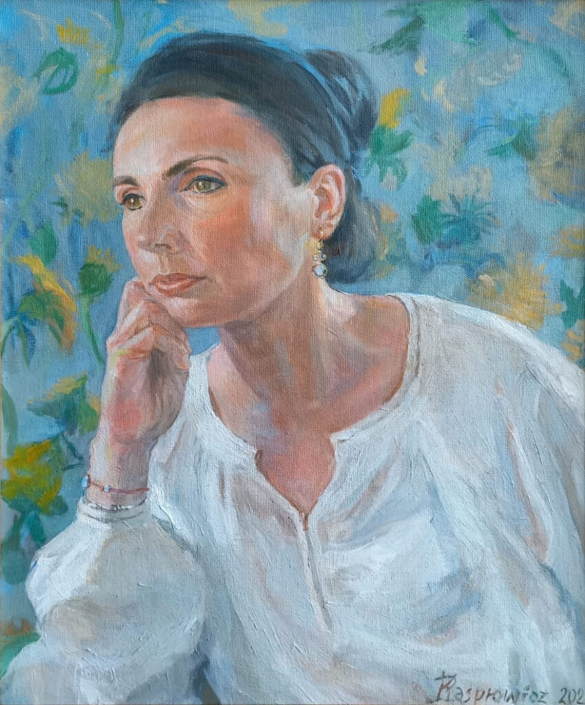 Obraz olejny na płótnie przedstawiający portret kobiety opartej na dłoni, zamyślonej i patrzącej w bok; ubrana w jasną bluzkę, na tle dekoracyjnego, roślinnego motywu w chłodnych, pastelowych barwach.