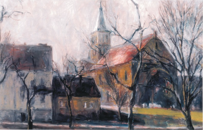 Obraz wykonany pastelami przedstawiający wzburzone, zielonkawe morze z widoczną linią brzegu i zabudową na horyzoncie.